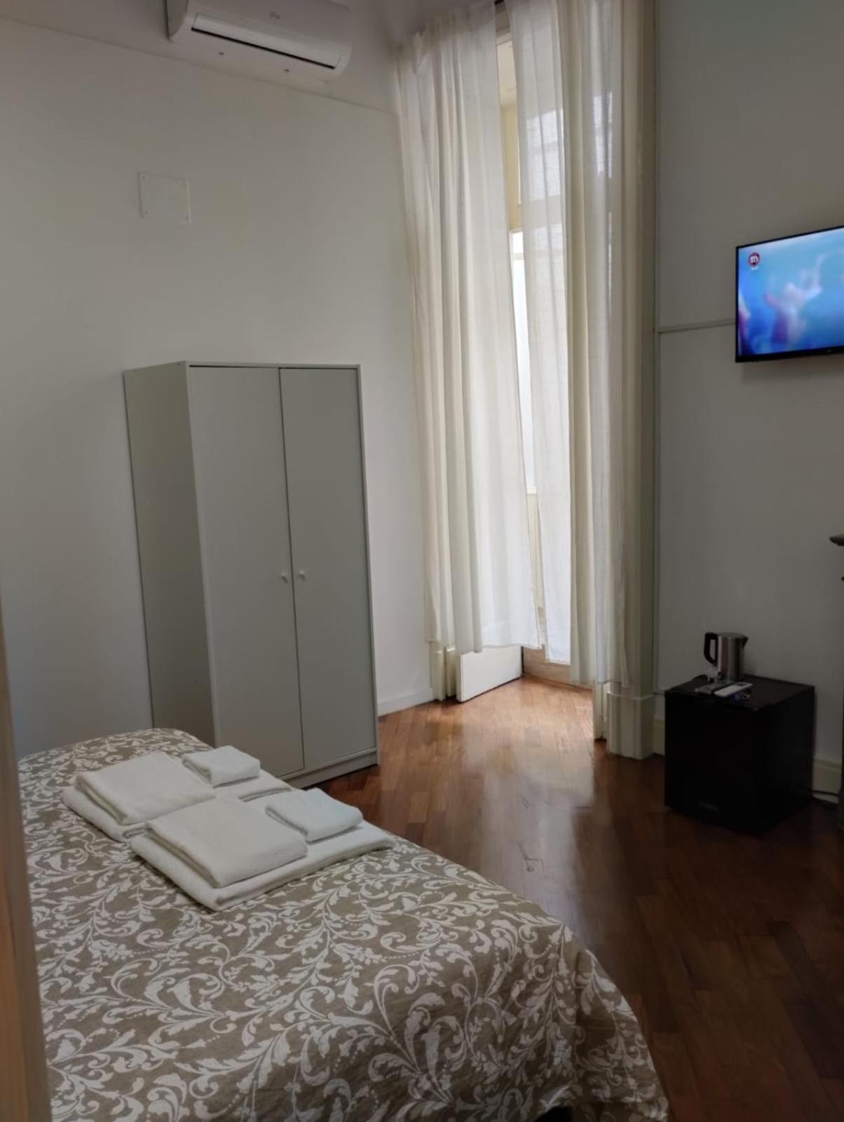 Residence E Appartamenti Cavallerizza Naples Luaran gambar