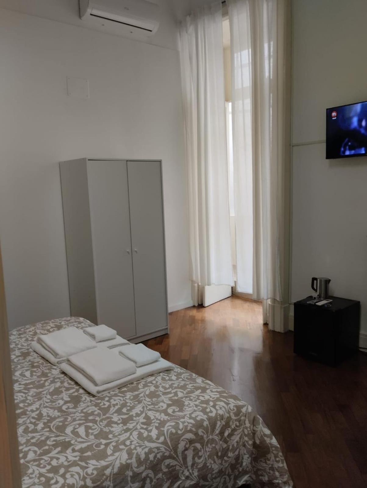 Residence E Appartamenti Cavallerizza Naples Luaran gambar