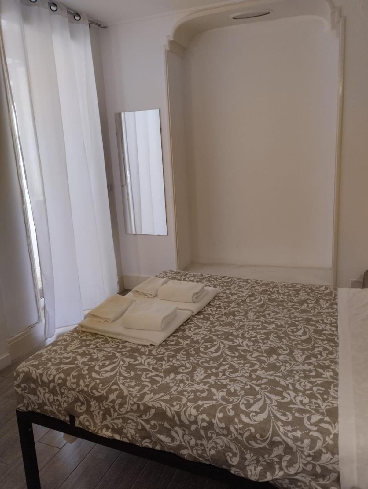 Residence E Appartamenti Cavallerizza Naples Luaran gambar